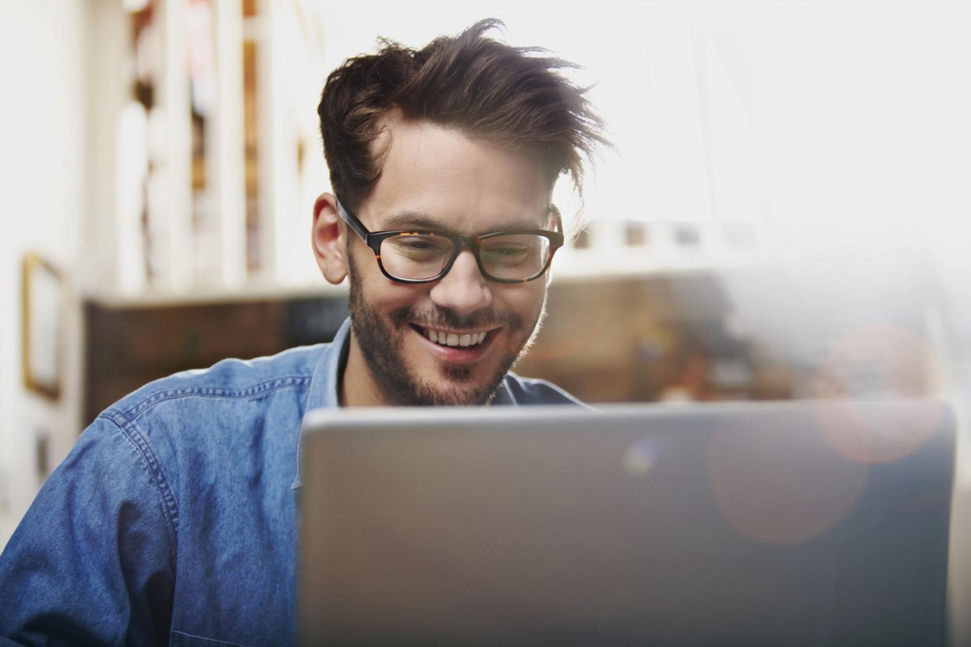 Equipo de trabajo analizando documentos financieros en oficina moderna