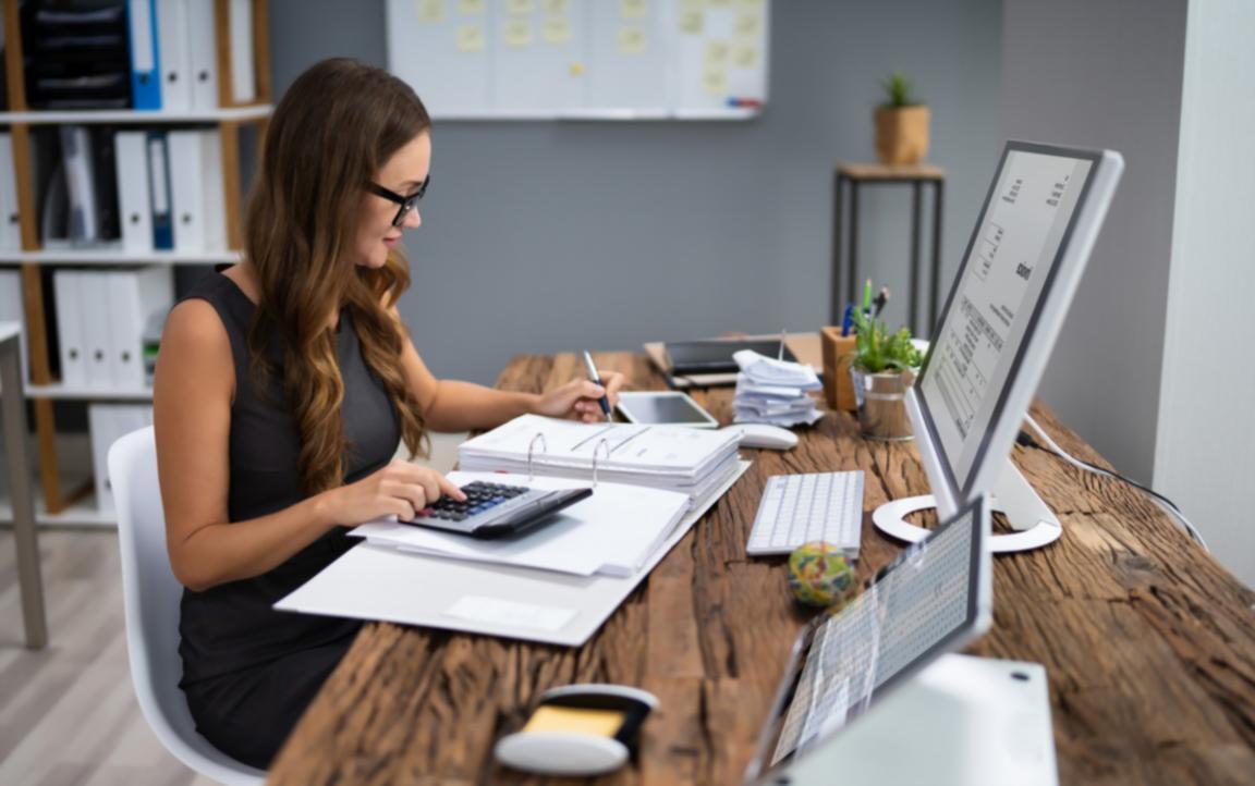 Reunión profesional discutiendo estrategias financieras empresariales