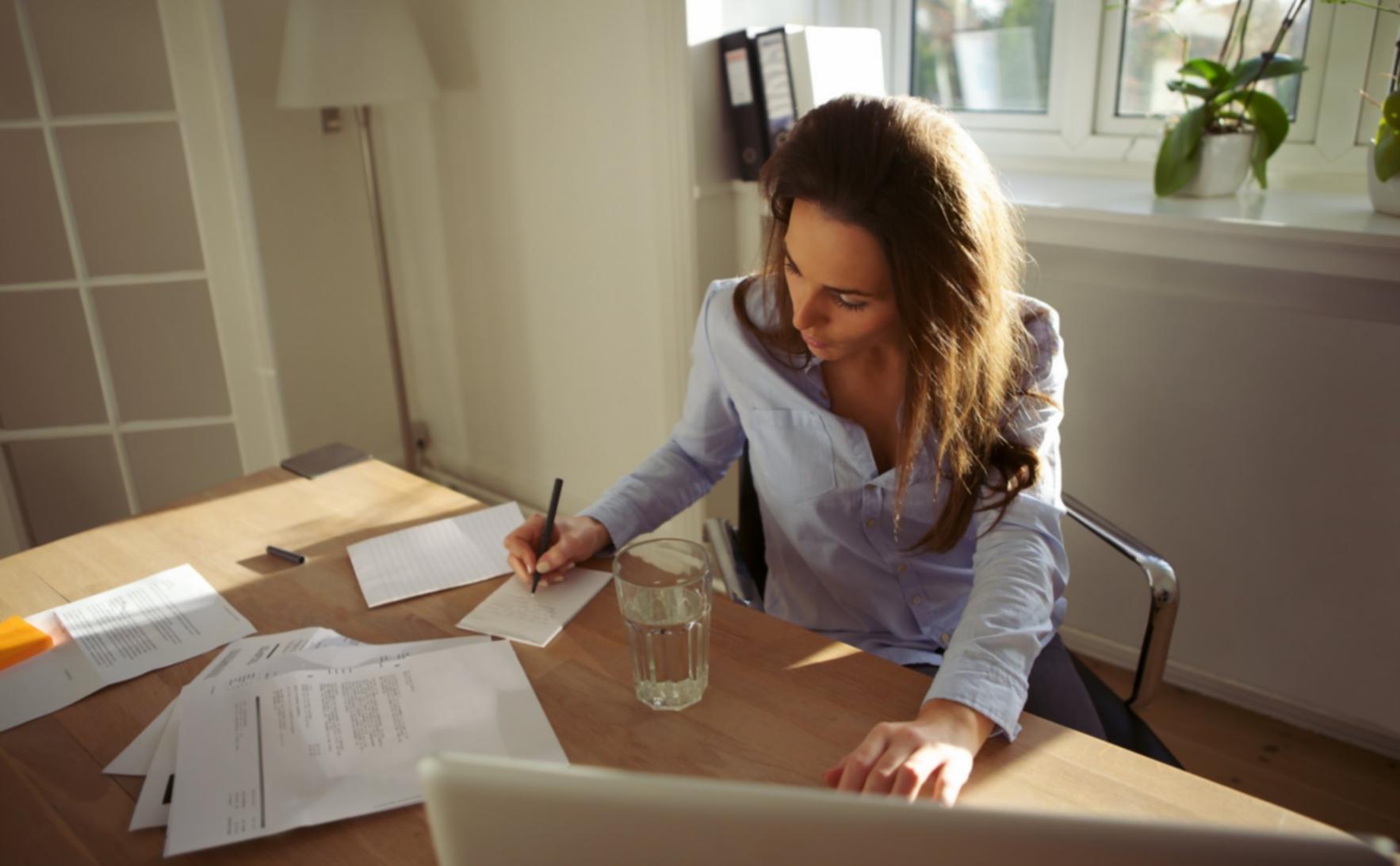 Sesión de formación financiera en aula empresarial