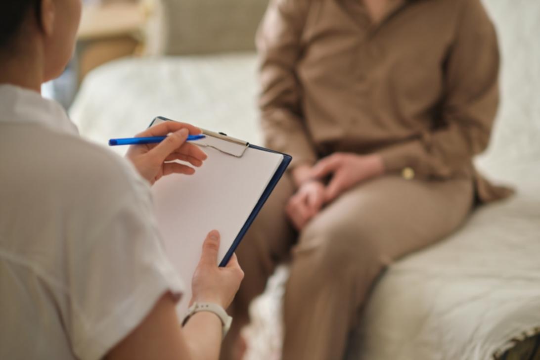 Equipo trabajando en análisis financiero durante sesión formativa