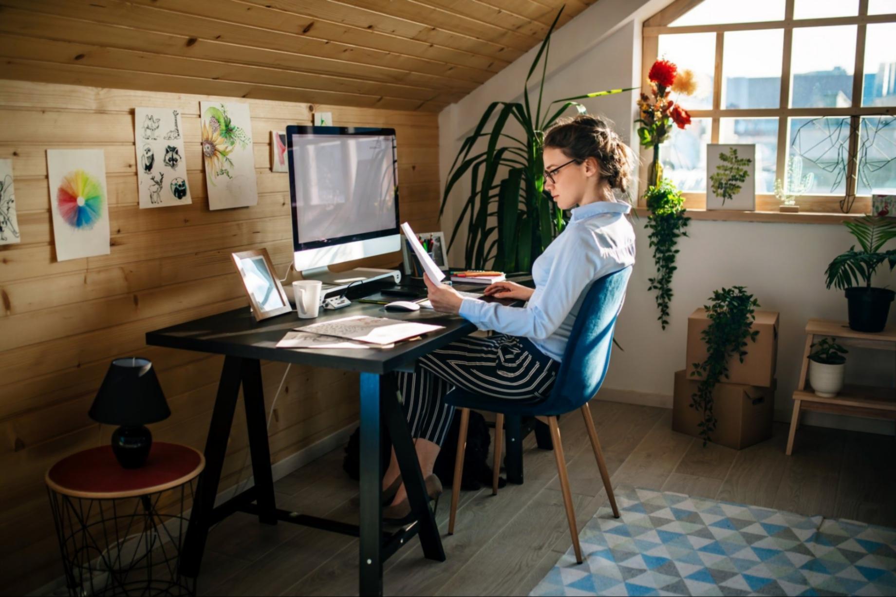 Equipo analizando estrategias financieras personalizadas