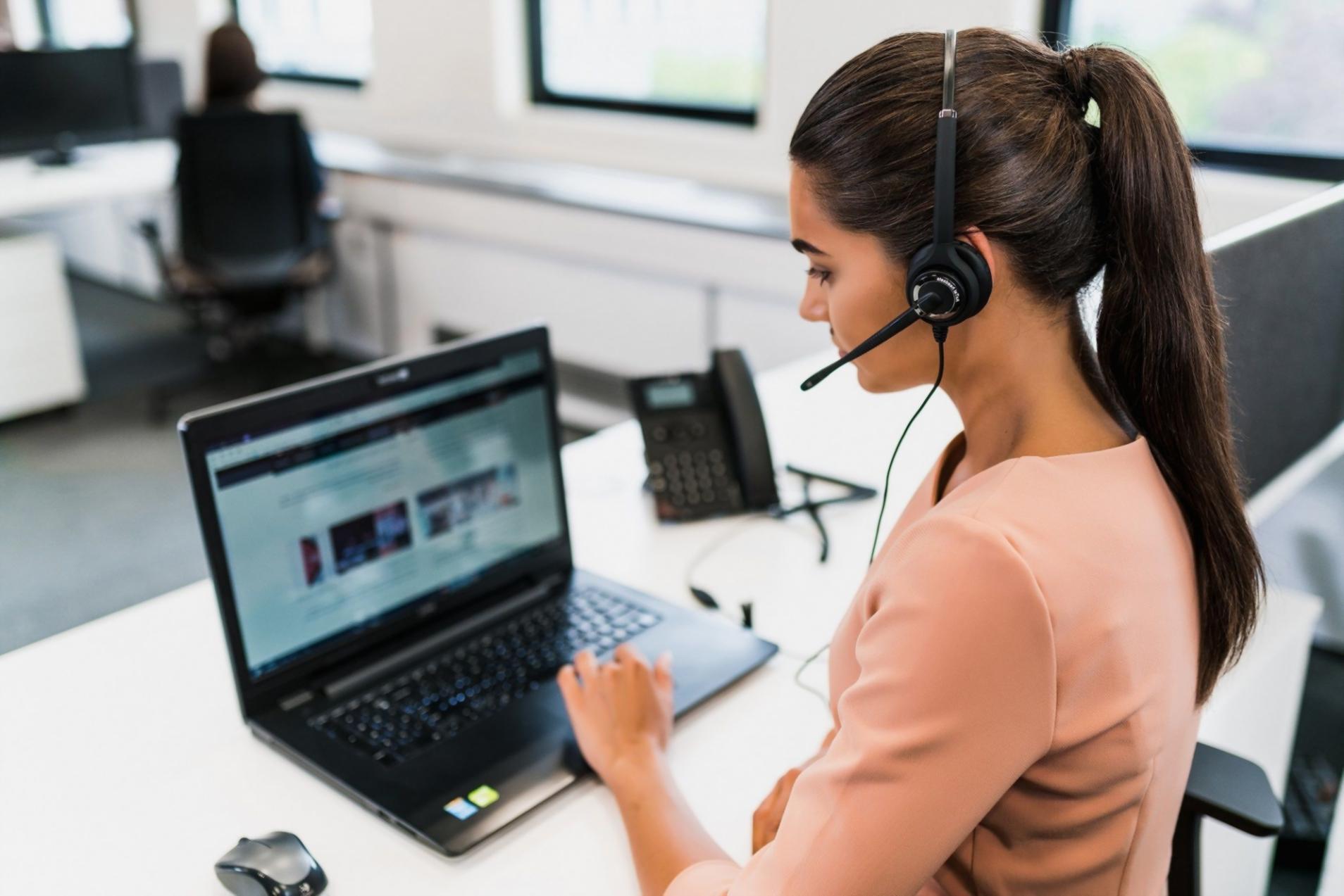 Análisis detallado de datos financieros en sesión de trabajo